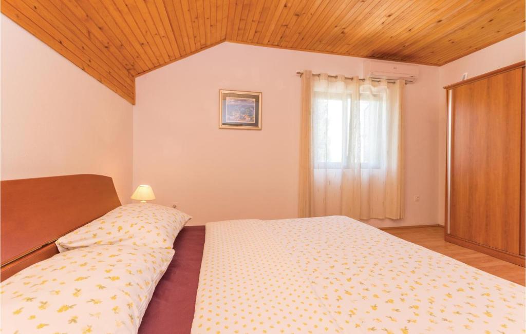 Posteľ alebo postele v izbe v ubytovaní Four-Bedroom Holiday Home In Lisicic