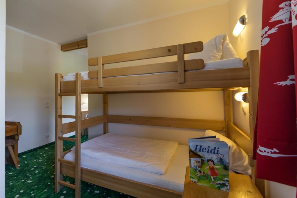 Postel nebo postele na pokoji v ubytování Heidi-Hotel Falkertsee - Kinderhotel