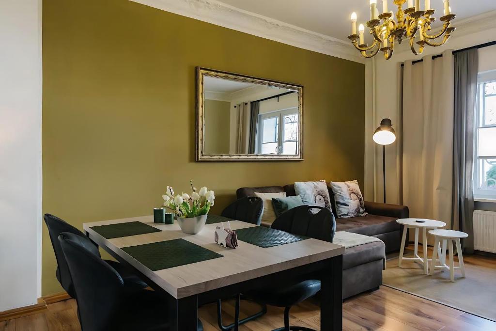 Hotel 2 Zimmer Apartment Charlottchen, a living room with a table and a couch at 2 Zimmer Apartment Charlottchen in Berlin