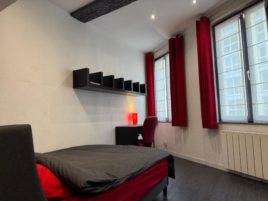 une chambre avec un lit, un bureau et des fenêtres dans l'établissement Beautiful Studio in Strasbourg Old Town, à Strasbourg