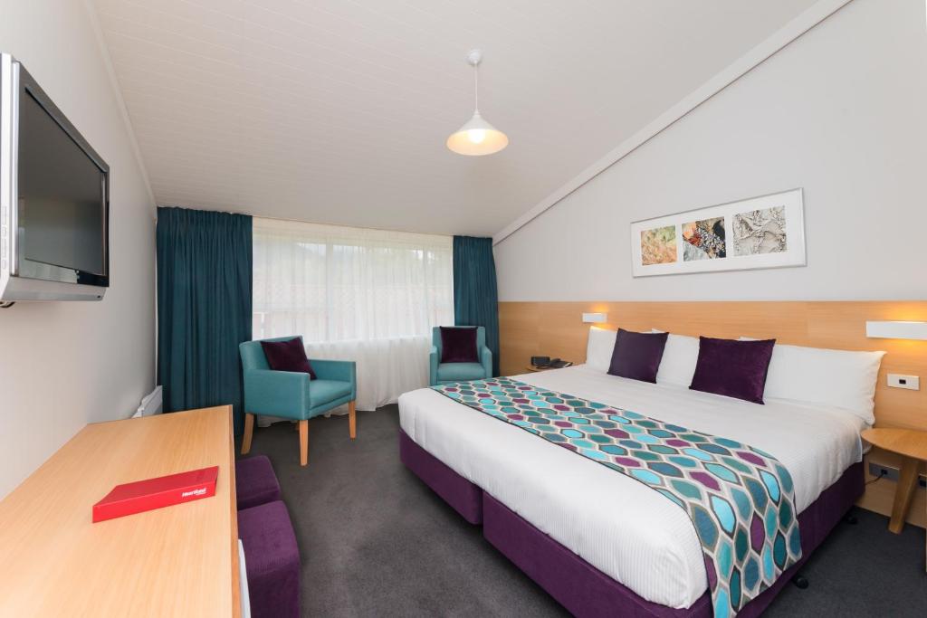 Postel nebo postele na pokoji v ubytování Heartland Hotel Fox Glacier