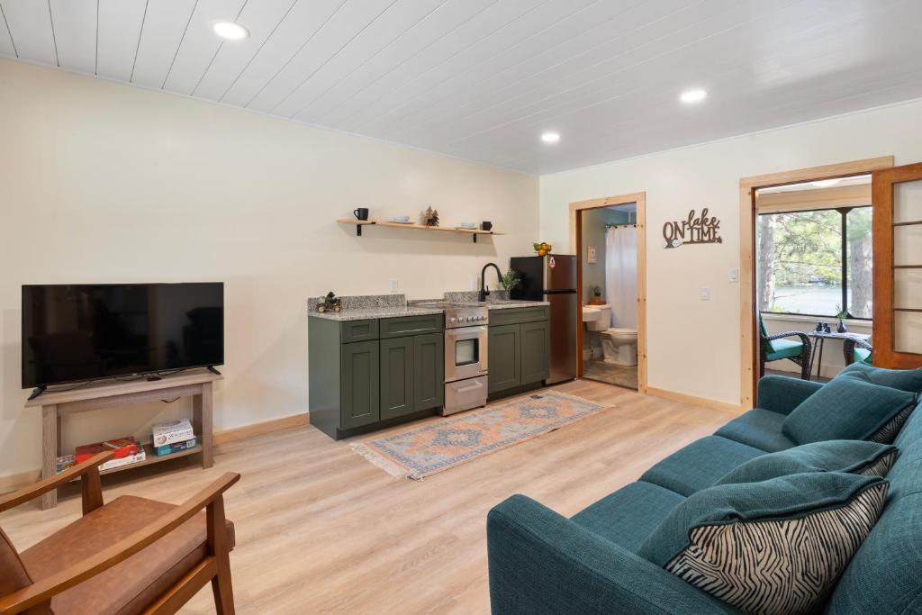 Μια τηλεόραση ή/και κέντρο ψυχαγωγίας στο Squam Waterfront 2 bed 2 bath (Suite 3)