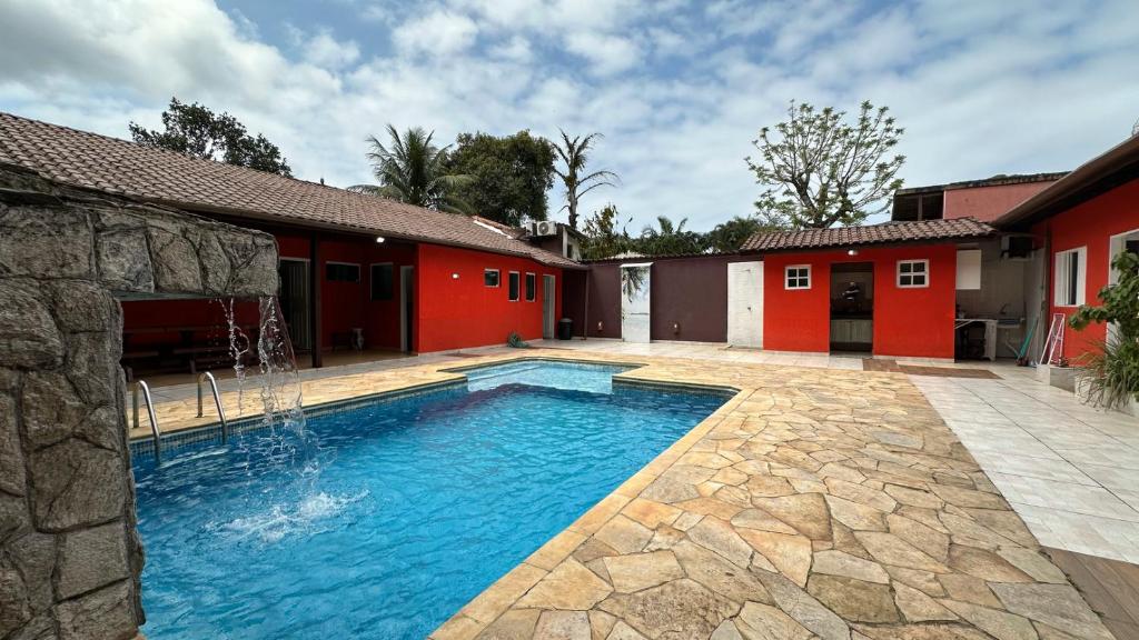 La alberca dentro o cerca de Casa c pisc e churrasq a 100m da Praia de Maresias