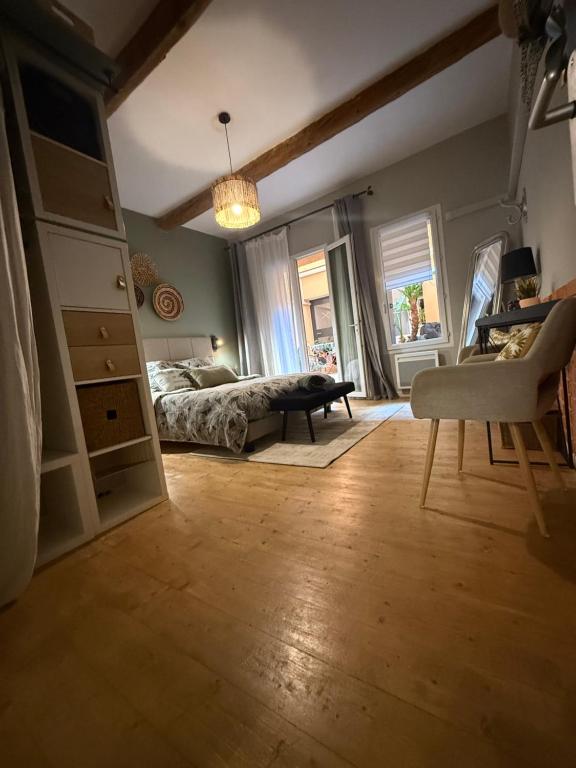 Posteľ alebo postele v izbe v ubytovaní le J&J Appartement spacieux climatisé en centre ville