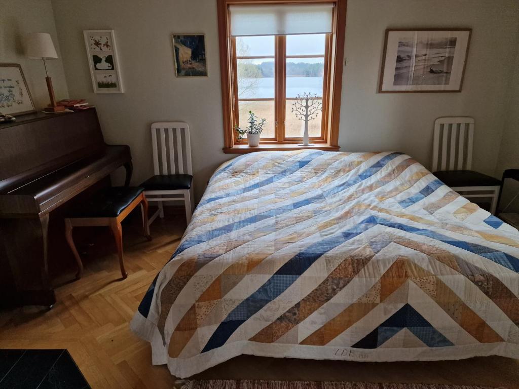 Postel nebo postele na pokoji v ubytování Stuga i Småland