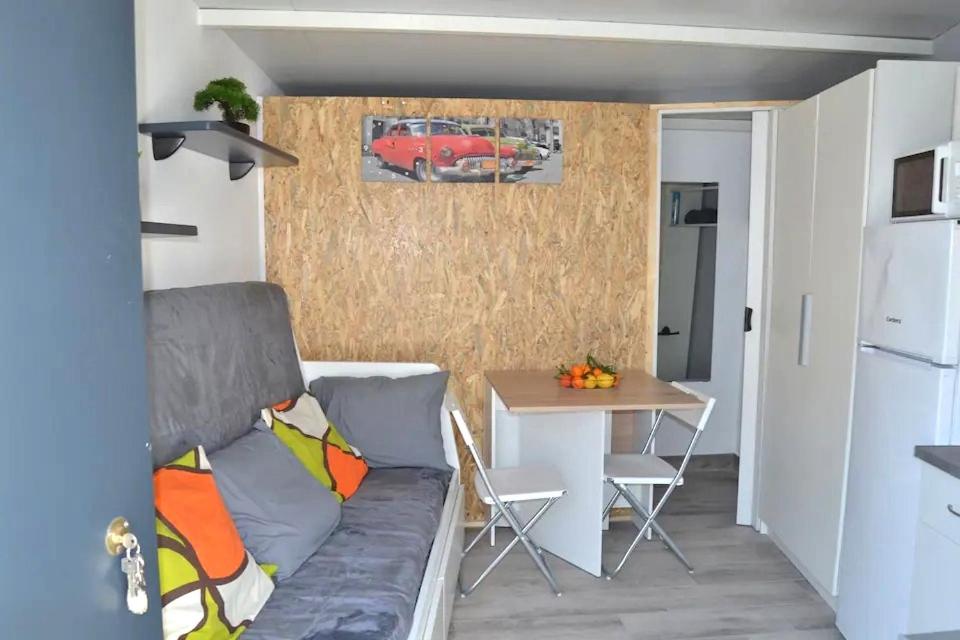 ein Wohnzimmer mit Sofa und Tisch in der Unterkunft Coqueto Estudio en plena naturaleza en Río Grande in Coín