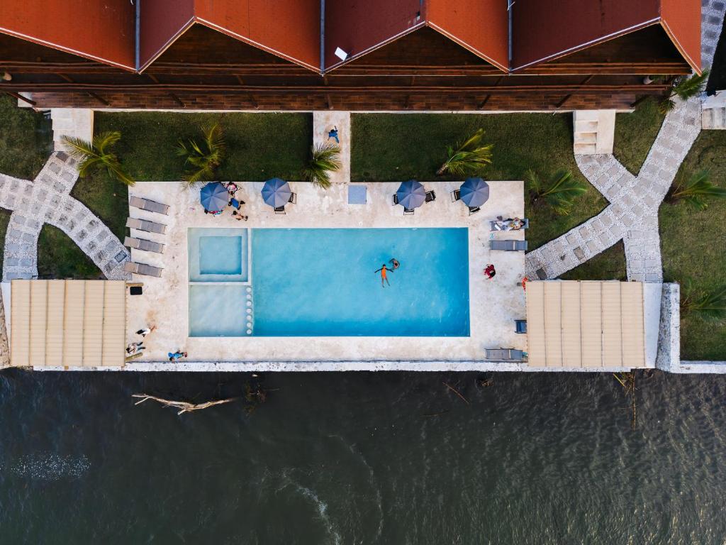 Bazén v ubytování Riverside Hotel Chachalacas nebo v jeho okolí