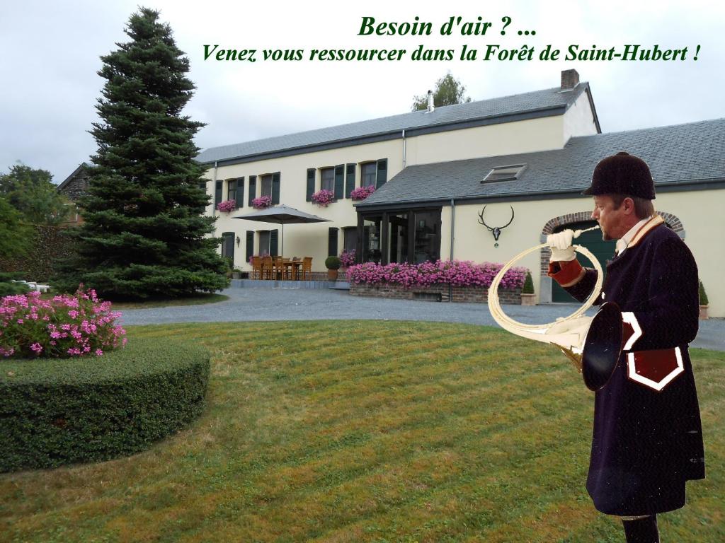 mężczyzna trzymający obręcz hula na podwórku w obiekcie Le Bien-Aller des Perêts w mieście Saint-Hubert