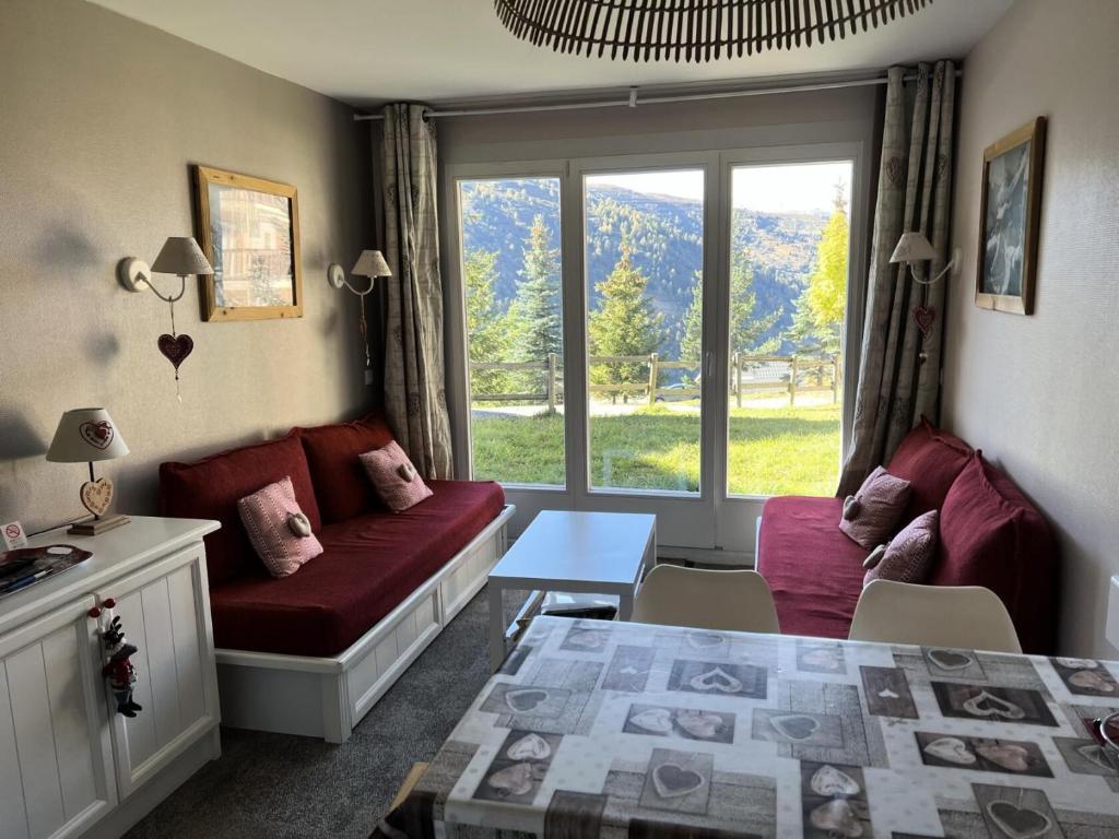 un salon avec un canapé et une fenêtre dans l'établissement Résidence Le Thabor - maeva Home - Appartement 2 pièces 7 personnes - Sélection MAE-5901, à Le Désert