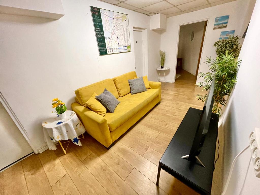 TV a/nebo společenská místnost v ubytování Dotan's Boutique Guesthouse - By The Beach!