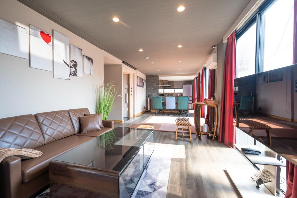 坂出市にあるRENT building - Vacation STAY 14203vのソファとガラスのテーブルのあるリビングルーム