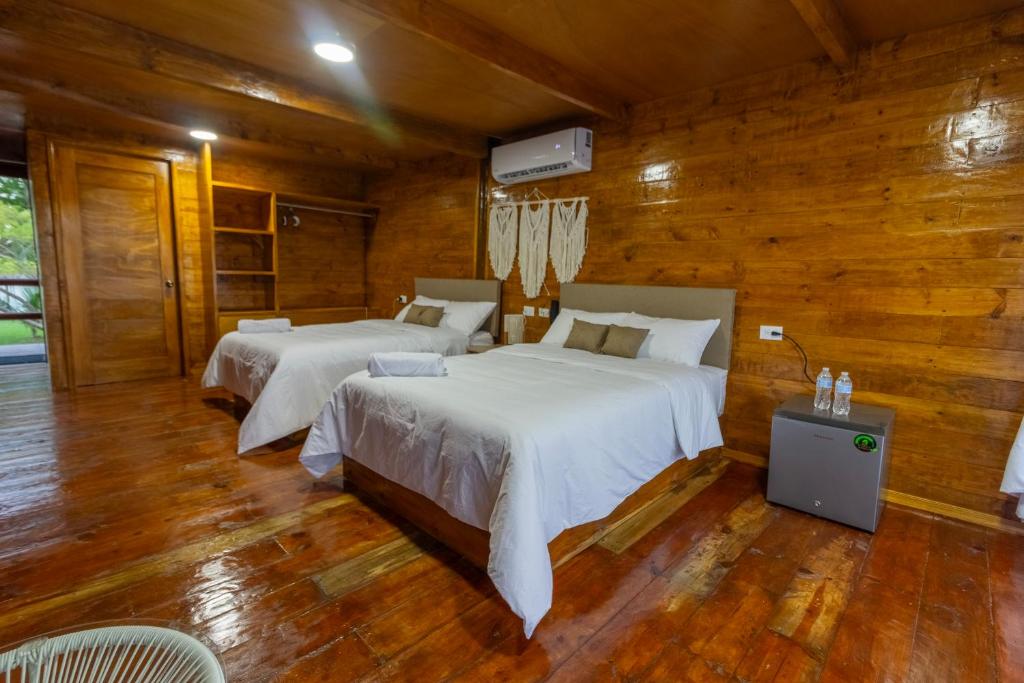 Postel nebo postele na pokoji v ubytování Riverside Hotel Chachalacas