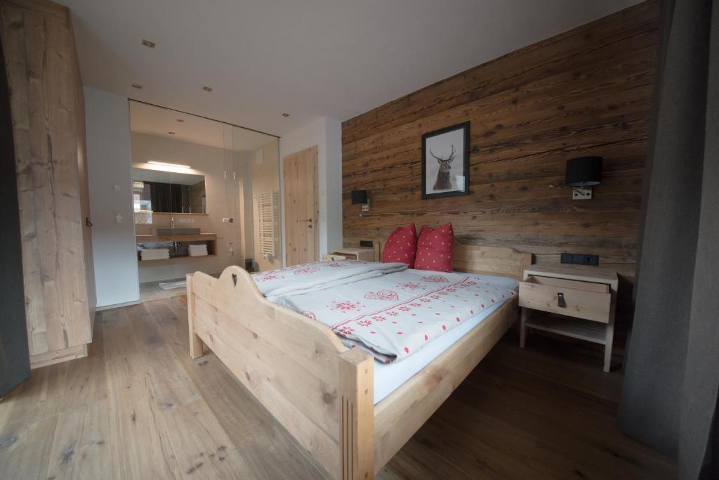 巴赫的住宿－Appartement Romy，一间卧室设有一张床和木墙