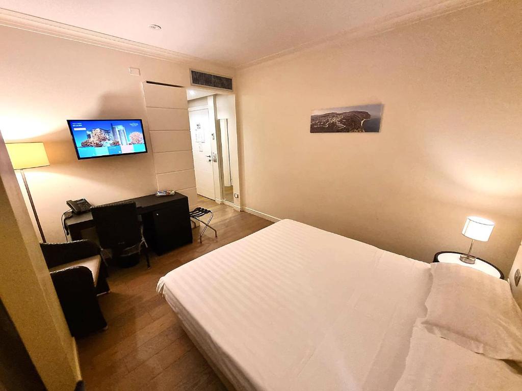 Postel nebo postele na pokoji v ubytování Tag Hotel