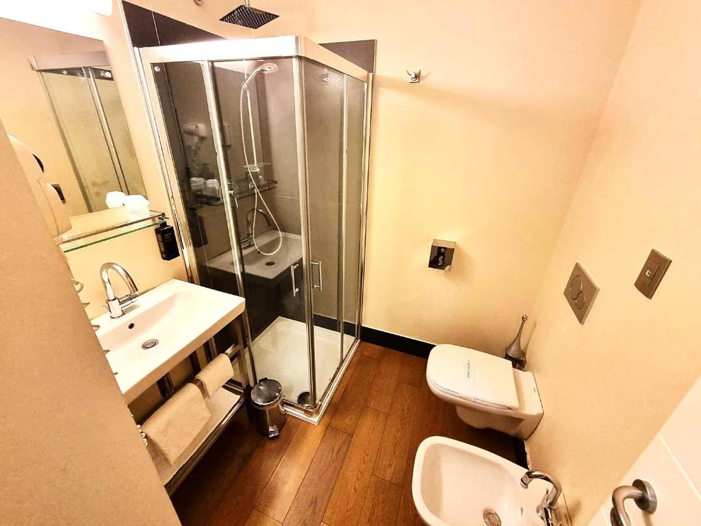 Koupelna v ubytování Tag Hotel