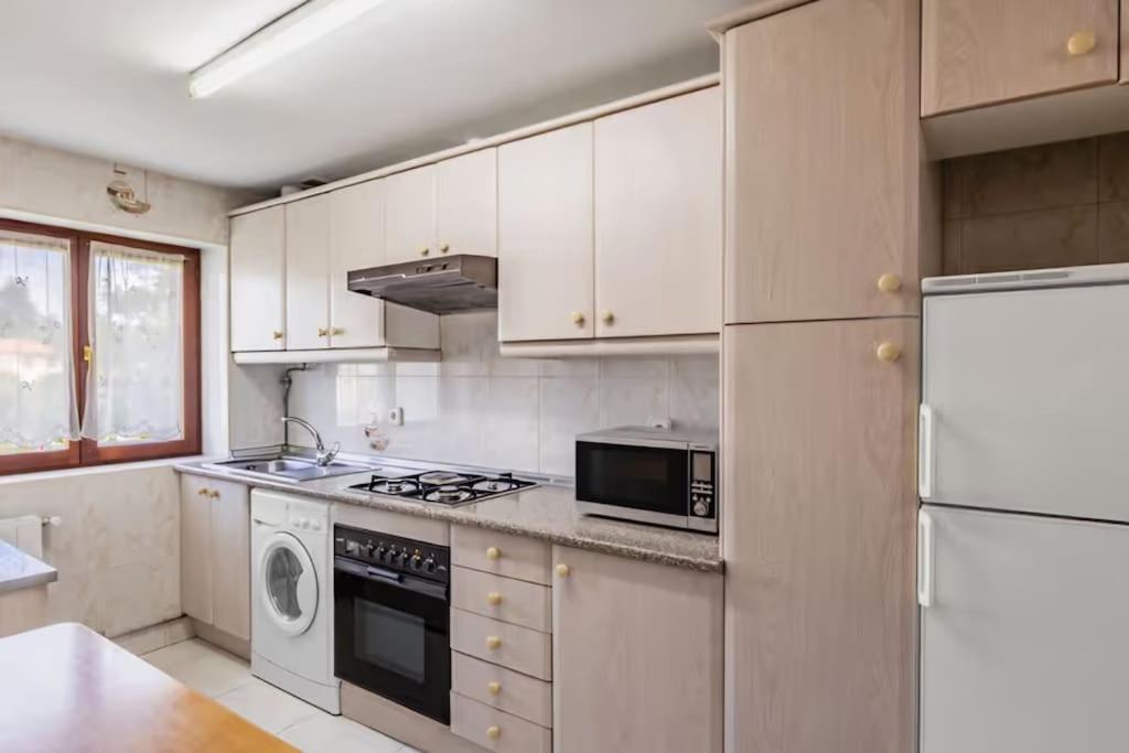 Kuchyň nebo kuchyňský kout v ubytování La Jomeruca ,espaciosa casa rural cerca de playa y montaña