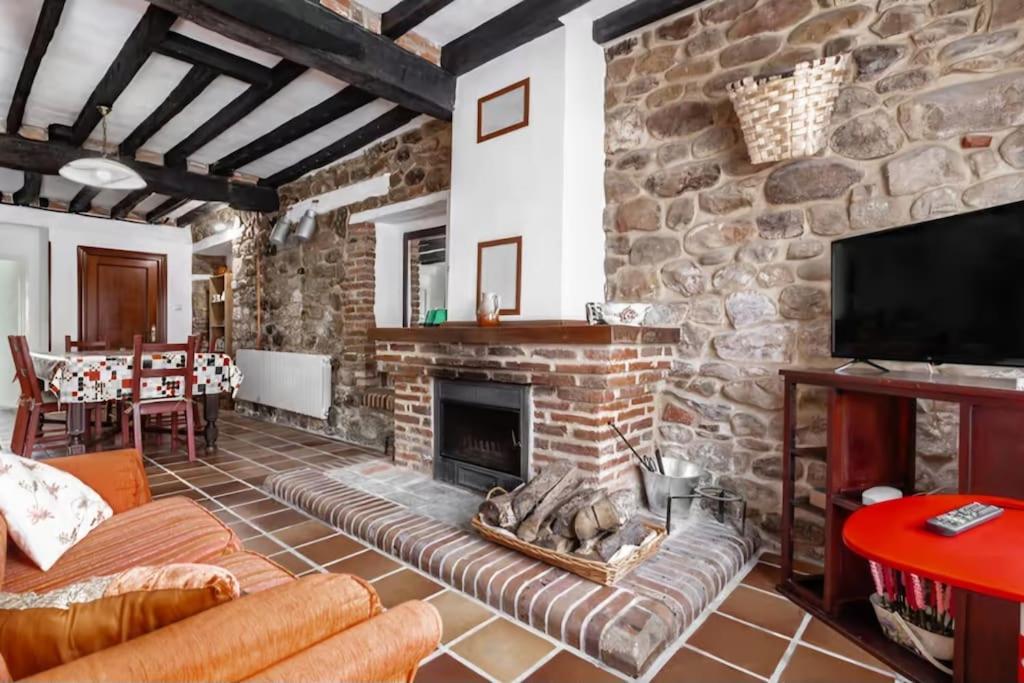 TV a/nebo společenská místnost v ubytování La Jomeruca ,espaciosa casa rural cerca de playa y montaña
