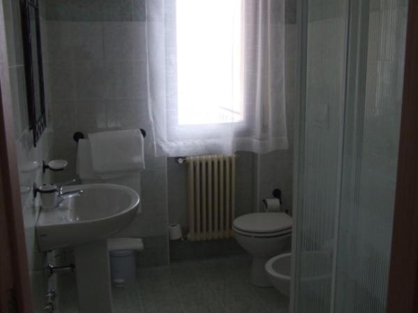A bathroom at B&B Catullo