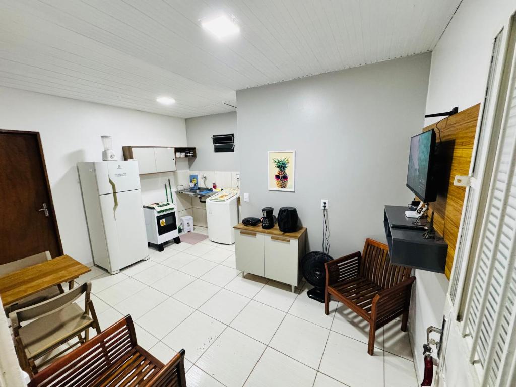 a room with a kitchen and a living room at Apto Grande Vitória in Manaus