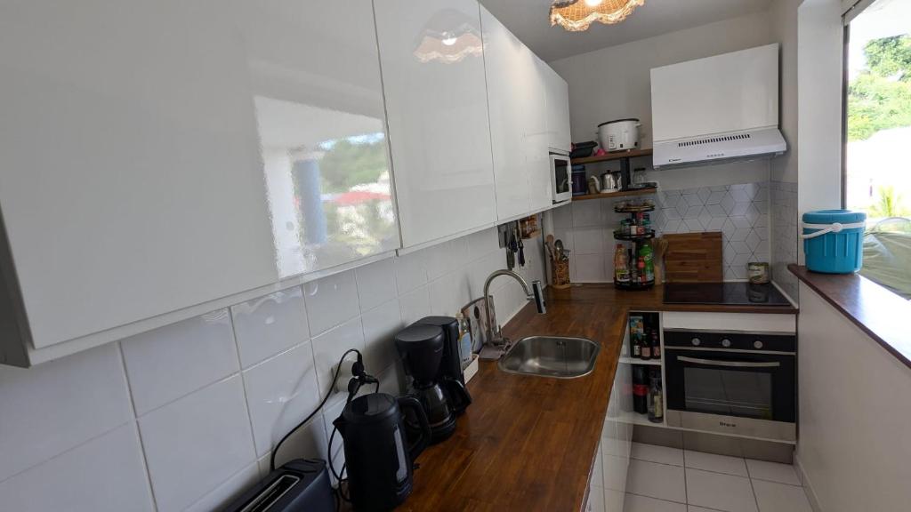 Kuchyň nebo kuchyňský kout v ubytování ALTERA SEA VIEW 2 Chambres