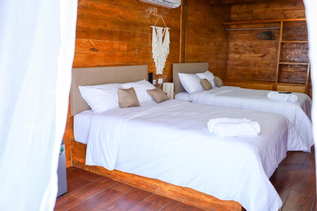 Postel nebo postele na pokoji v ubytování Riverside Hotel Chachalacas