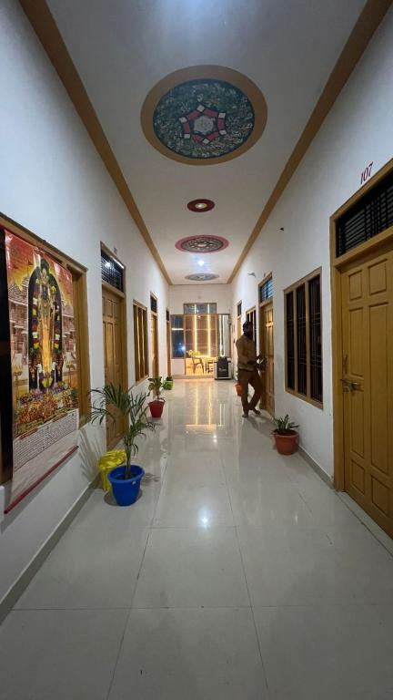 Fotografie z fotogalerie ubytování Veda Palace, 900 meter Distancce From Temple v destinaci Ayodhya