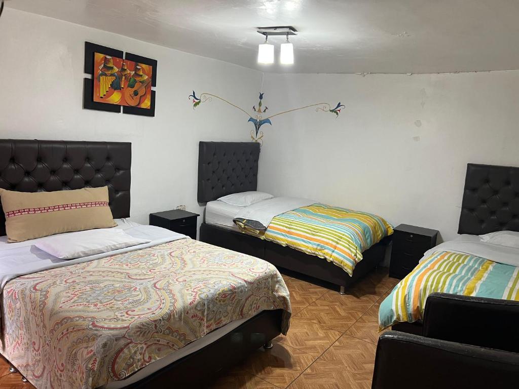 Postel nebo postele na pokoji v ubytování Redys House