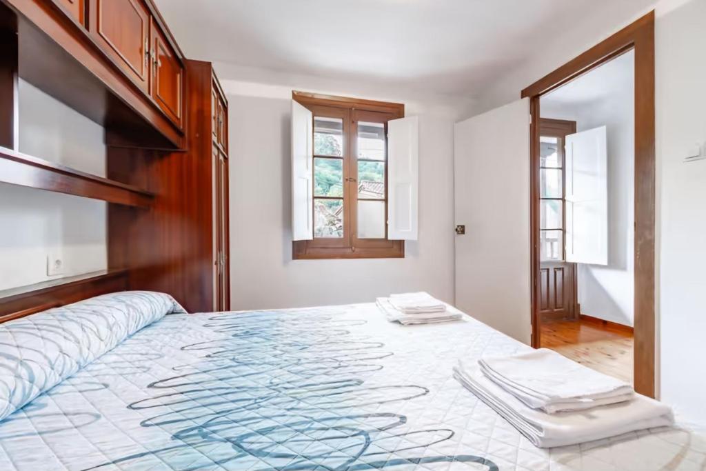 Postel nebo postele na pokoji v ubytování La Jomeruca ,espaciosa casa rural cerca de playa y montaña