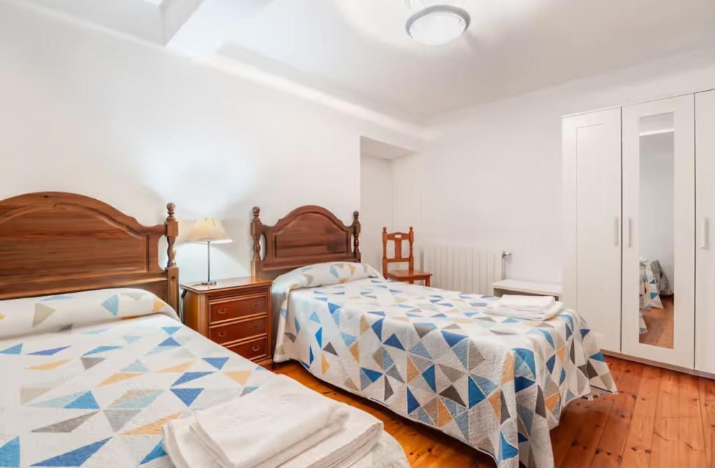 Postel nebo postele na pokoji v ubytování La Jomeruca ,espaciosa casa rural cerca de playa y montaña