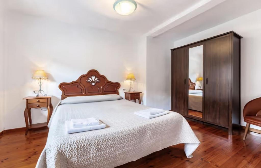 Postel nebo postele na pokoji v ubytování La Jomeruca ,espaciosa casa rural cerca de playa y montaña