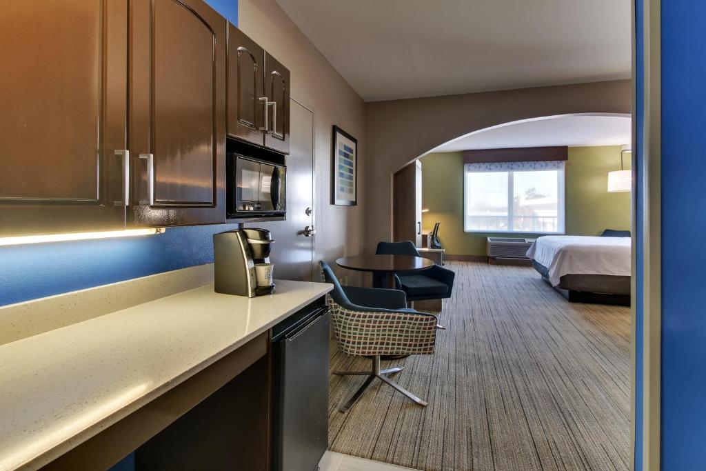 Holiday Inn Express & Suites Columbus - Ft Benning Maingate by IHG photo