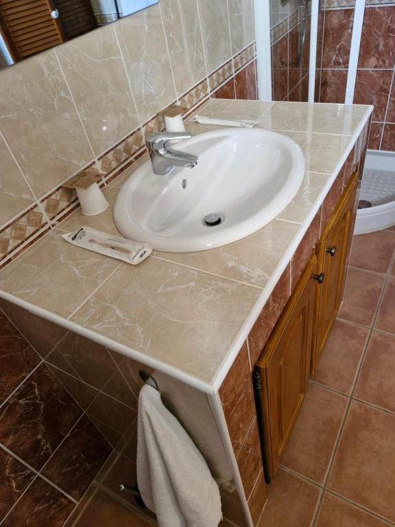 Salle de bains dans l'établissement Chambres d'hôtes à Pêtre
