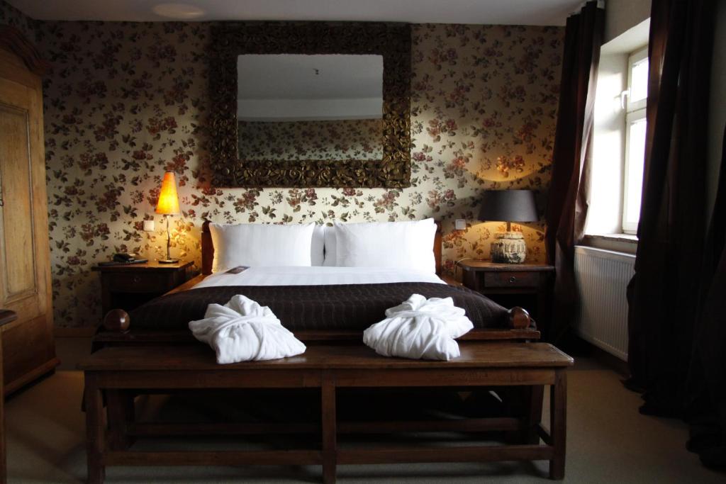 Tempat tidur dalam kamar di Zur Ewigen Lampe Romantisches Landhotel & Restaurant