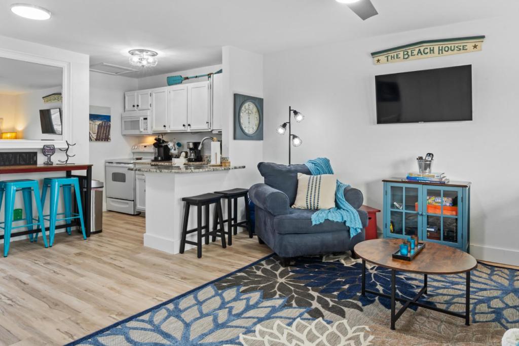 Kuchyň nebo kuchyňský kout v ubytování Sandpiper Cove Unit 8207 Updated Studio In Destin FL