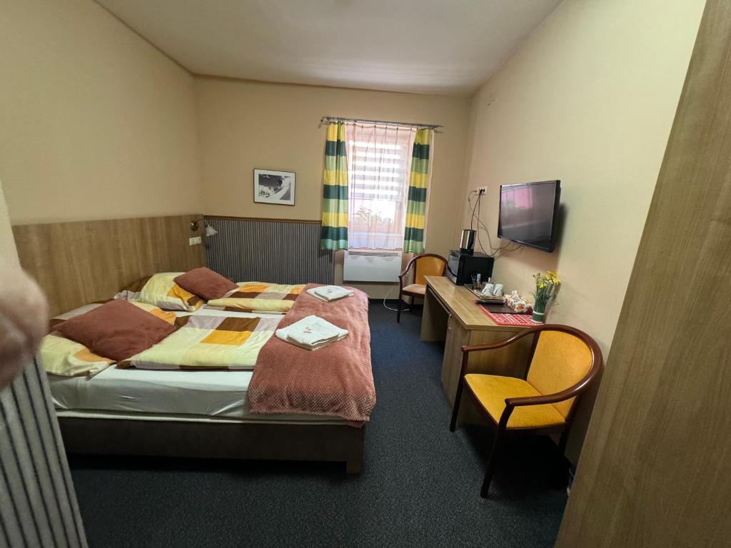 Postel nebo postele na pokoji v ubytování Jasmin dog friendly pension with shared kitchen and hearty breakfast in the center