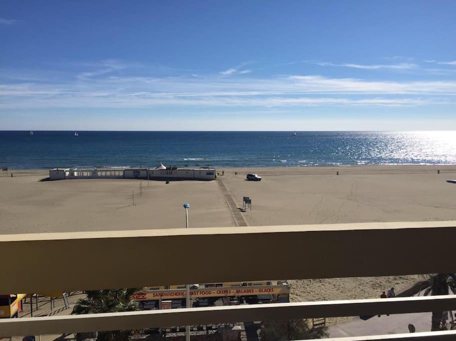 Elle offre une vue sur une plage de sable et l'océan. dans l'établissement Appartement vu sur mer Canet en Roussillon, à Canet