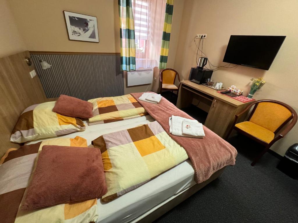 Postel nebo postele na pokoji v ubytování Jasmin dog friendly pension with shared kitchen and hearty breakfast in the center