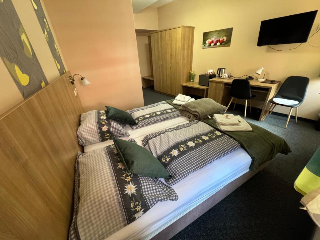 Postel nebo postele na pokoji v ubytování Jasmin dog friendly pension with shared kitchen and hearty breakfast in the center