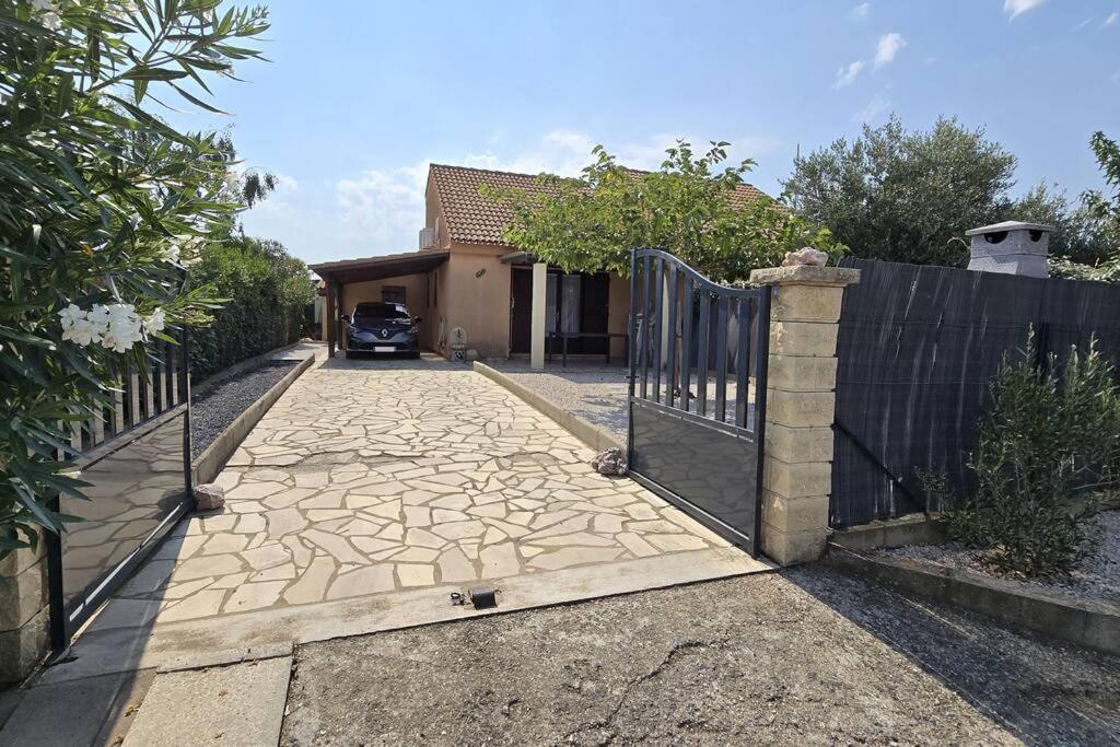 une porte menant à une maison avec une allée dans l'établissement Maison dans résidence, piscines, proximité plage, à Vendres