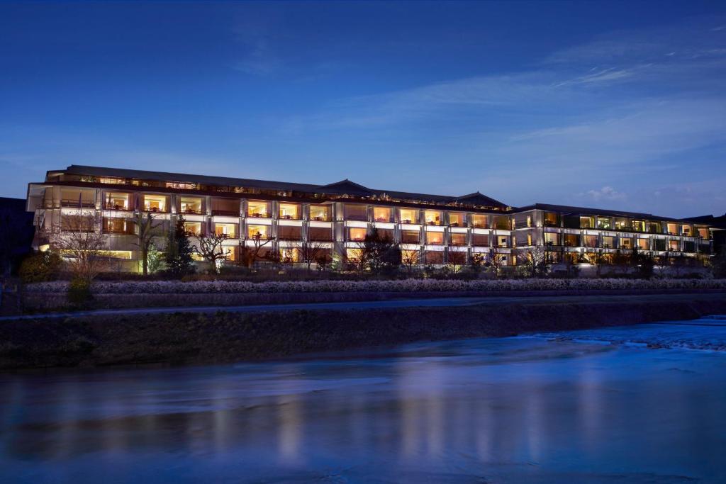 Výhled na řeku, která protéká v blízkosti hotelu