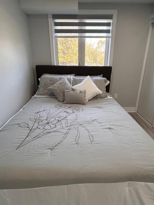 Postel nebo postele na pokoji v ubytování Rita's Kunjo - 2BR, 3BD, 2WR, Full Ktchn, Living