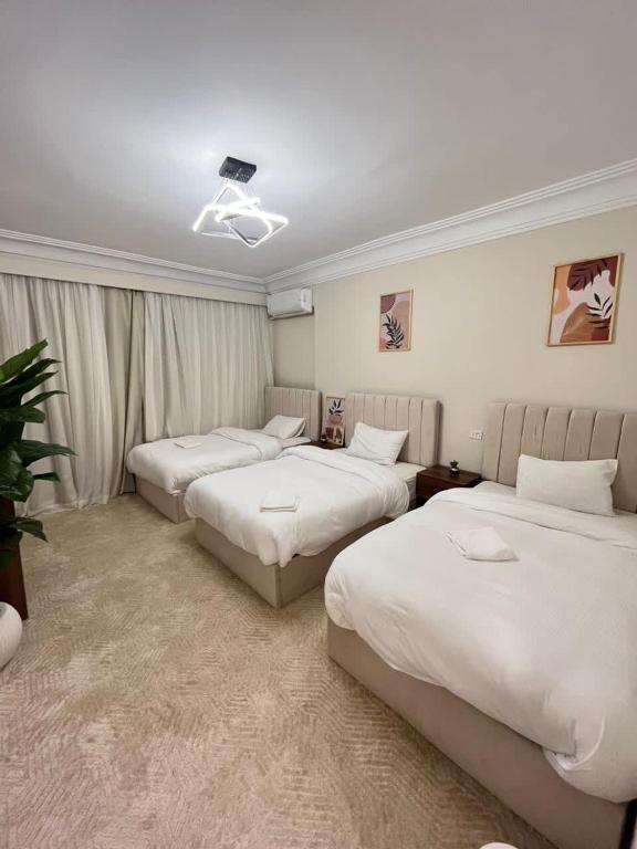 una camera d'albergo con tre posti letto di Zamalek Taha Hussein open view a Il Cairo