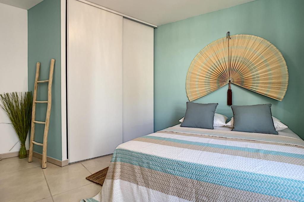 a bedroom with a large bed with a large wooden headboard at Centre, lumineux appartement T3 6 Pers Terrasse wifi pkg clim in Antibes