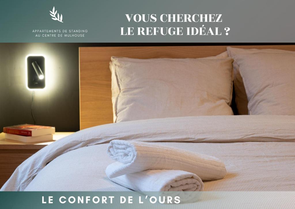 - un lit à baldaquin avec une serviette dans l'établissement Le Confort de l'Ours, à Mulhouse