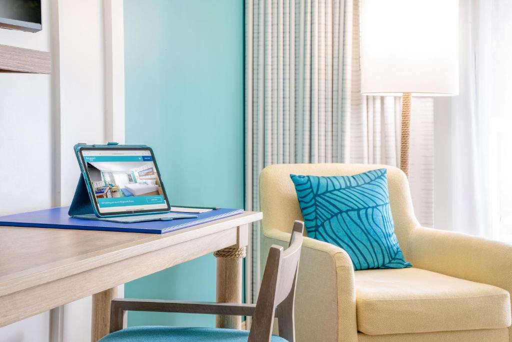 Margaritaville Resort Cape Cod - Deluxe 1 King Waterpark View