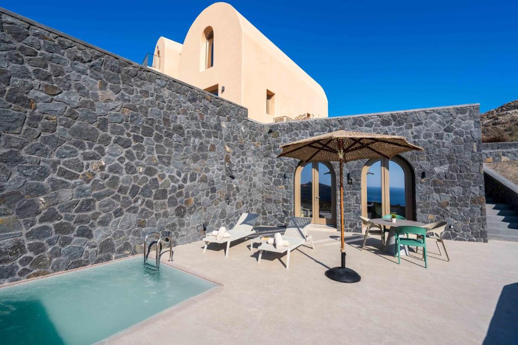 Bazén v ubytování Bay View Residences Santorini nebo v jeho okolí