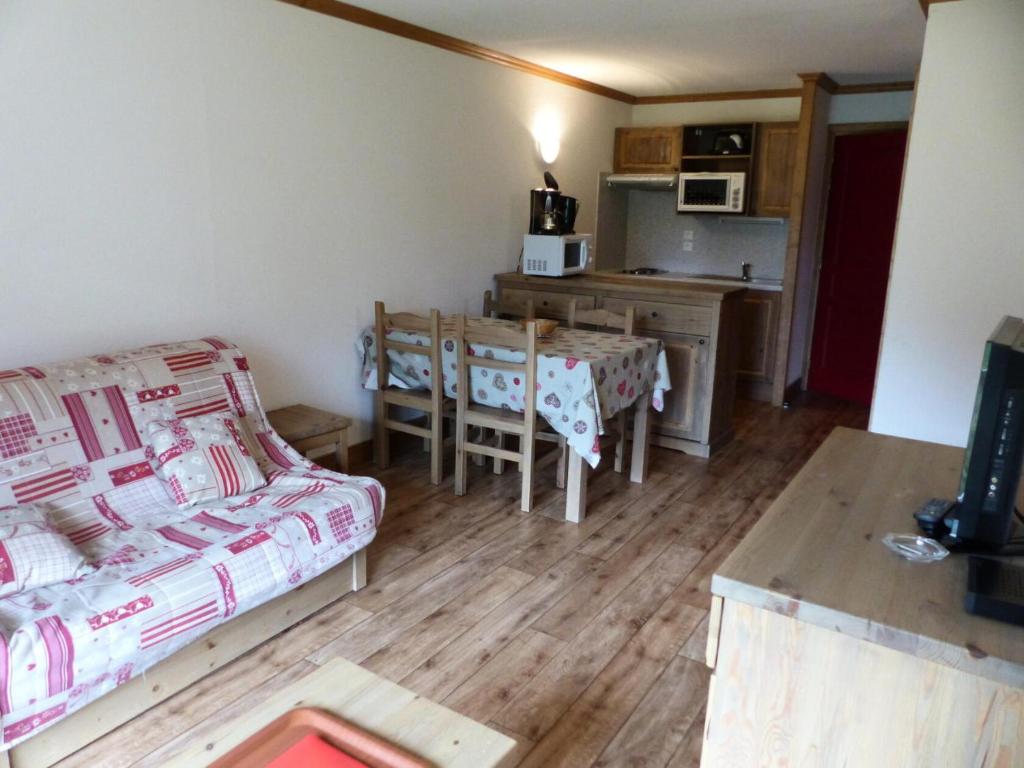 un salon avec un lit et une table et une cuisine dans l'établissement Résidence Le Clos Vanoise - 2 Pièces pour 6 Personnes MAE-4431, à Bessans