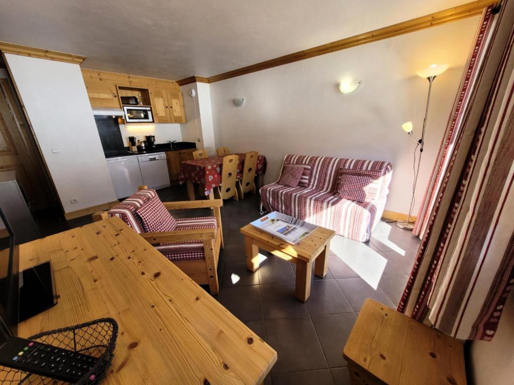 un salon avec un canapé et une table dans l'établissement Résidence Le Criterium - 3 Pièces pour 6 Personnes MAE-4361, à Lanslebourg-Mont-Cenis