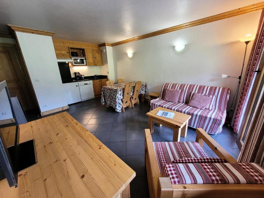un salon avec un canapé et une table dans l'établissement Résidence Le Criterium - 3 Pièces pour 6 Personnes MAE-4481, à Lanslebourg-Mont-Cenis