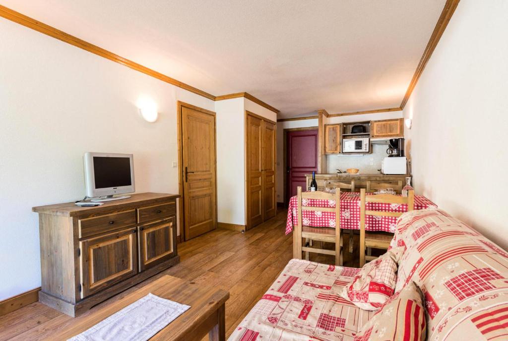 a room with a bed and a tv on a table at Résidence Le Clos Vanoise - 2 Pièces pour 6 Personnes MAE-4521 in Bessans